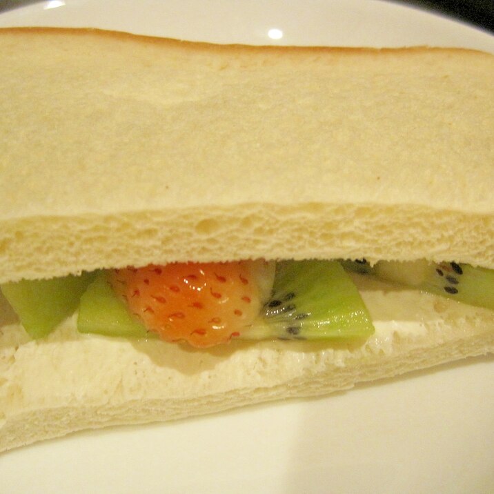 苺とキウイのサンドイッチ